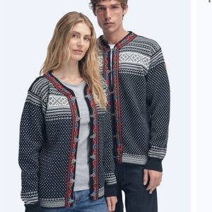 ✨RARE✨ Norwegian wool clasp sweater✨